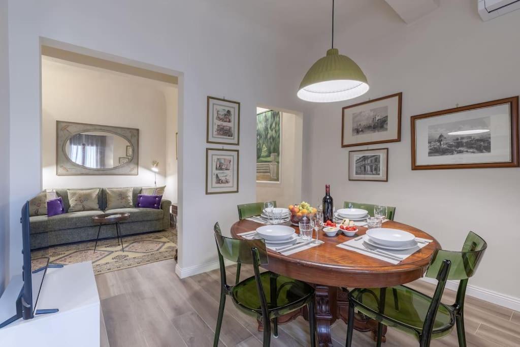 Oltrarno Family In Apartment Florence