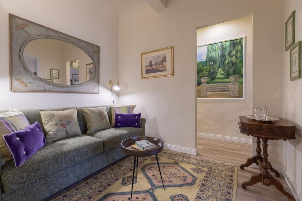 Oltrarno Family In Apartment *